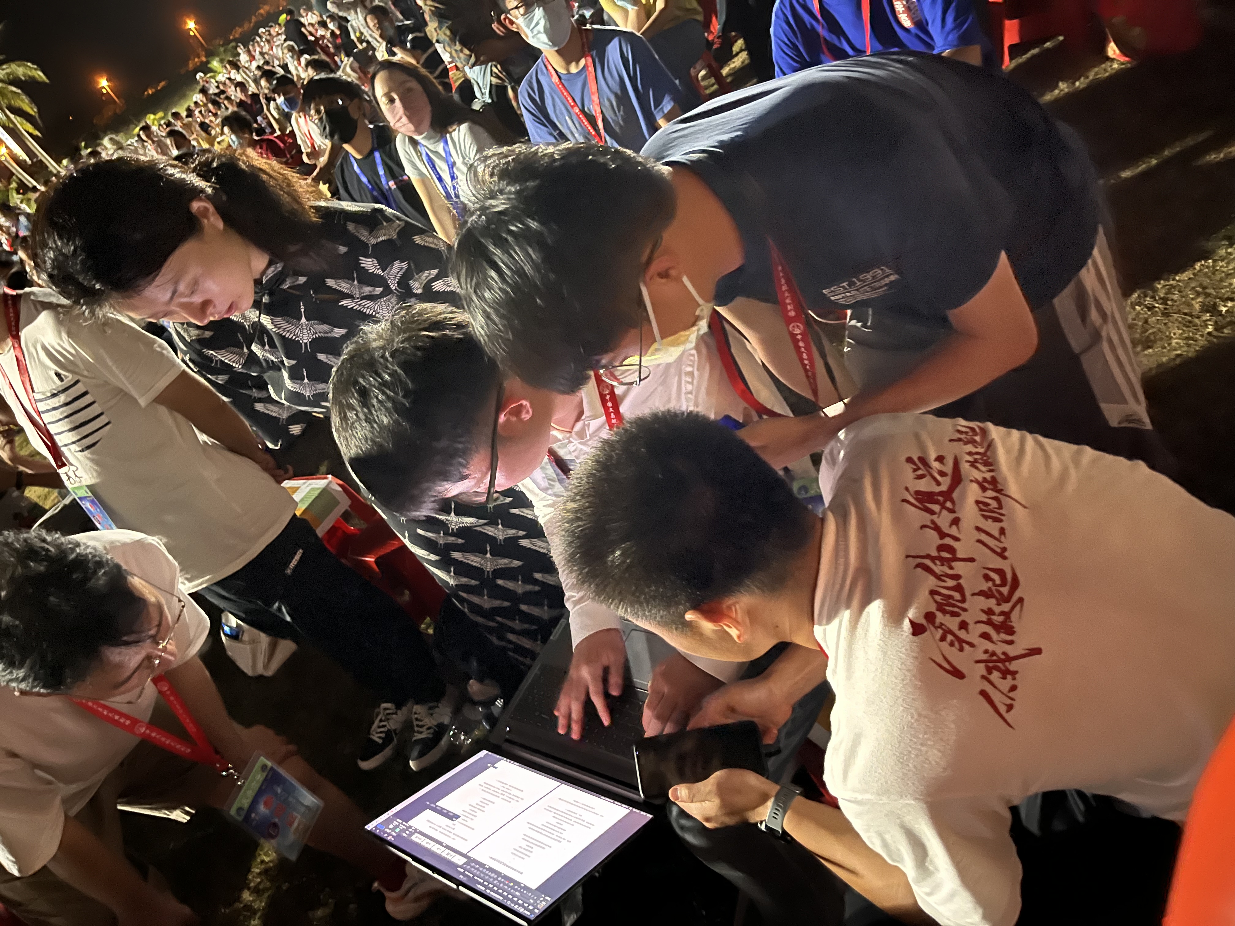 20230512-骄傲见证!华体会网页版师生现场观礼天舟六号成功发射-航院供图-师生讨论学习“天舟六号”发射观礼感悟.jpeg