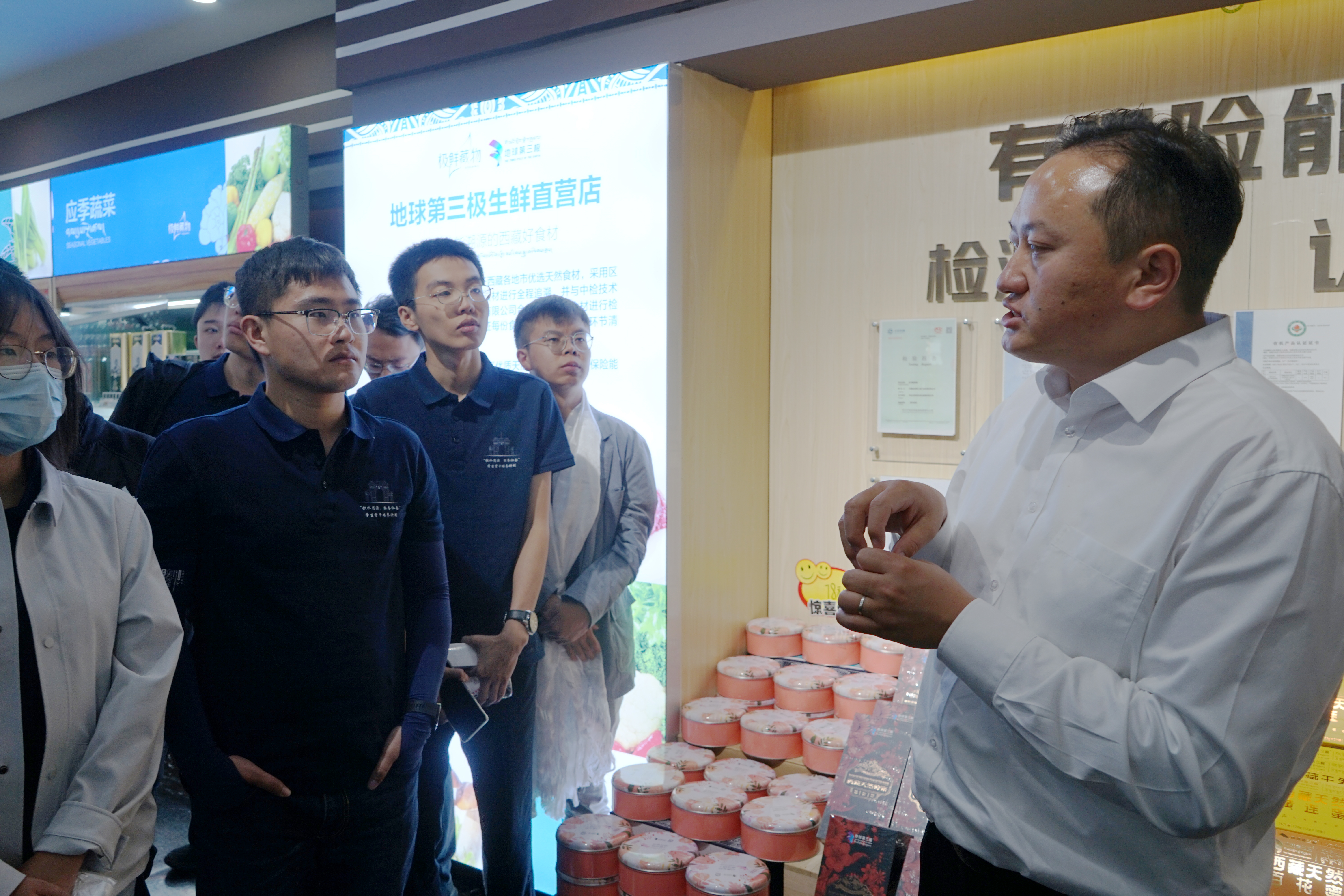 20220727-思源骨干西藏团新闻稿-於汀-华体会网页版机械工程系2007届校友格勒巴桑董事长为同学们介绍地球第三极生鲜直营店.jpg