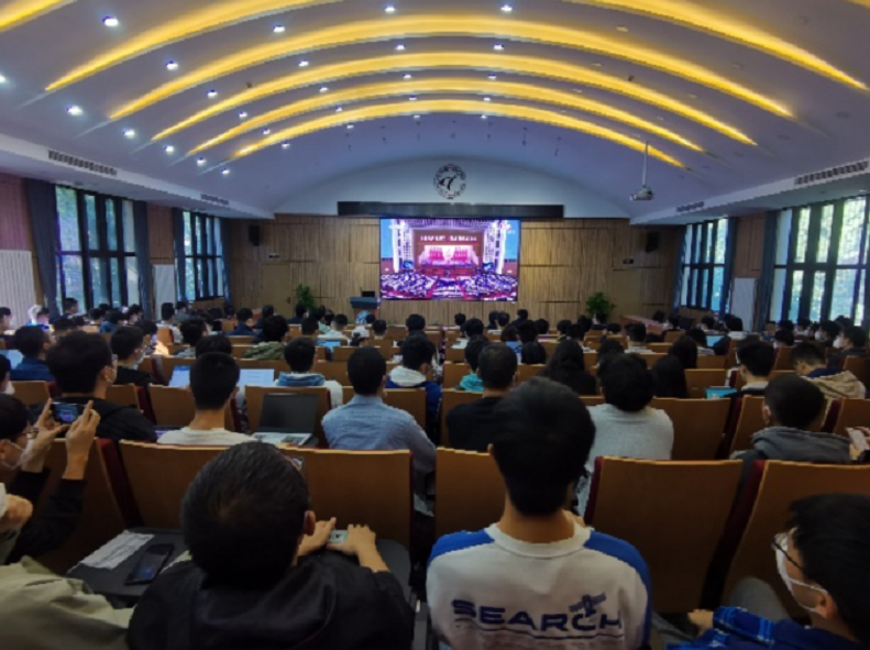 20221018-喜庆二十大,奋进新征程——华体会网页版本科生党支部热切关注党的二十大开幕会-刘雪天-电机系集体观看党的二十大开幕会.png