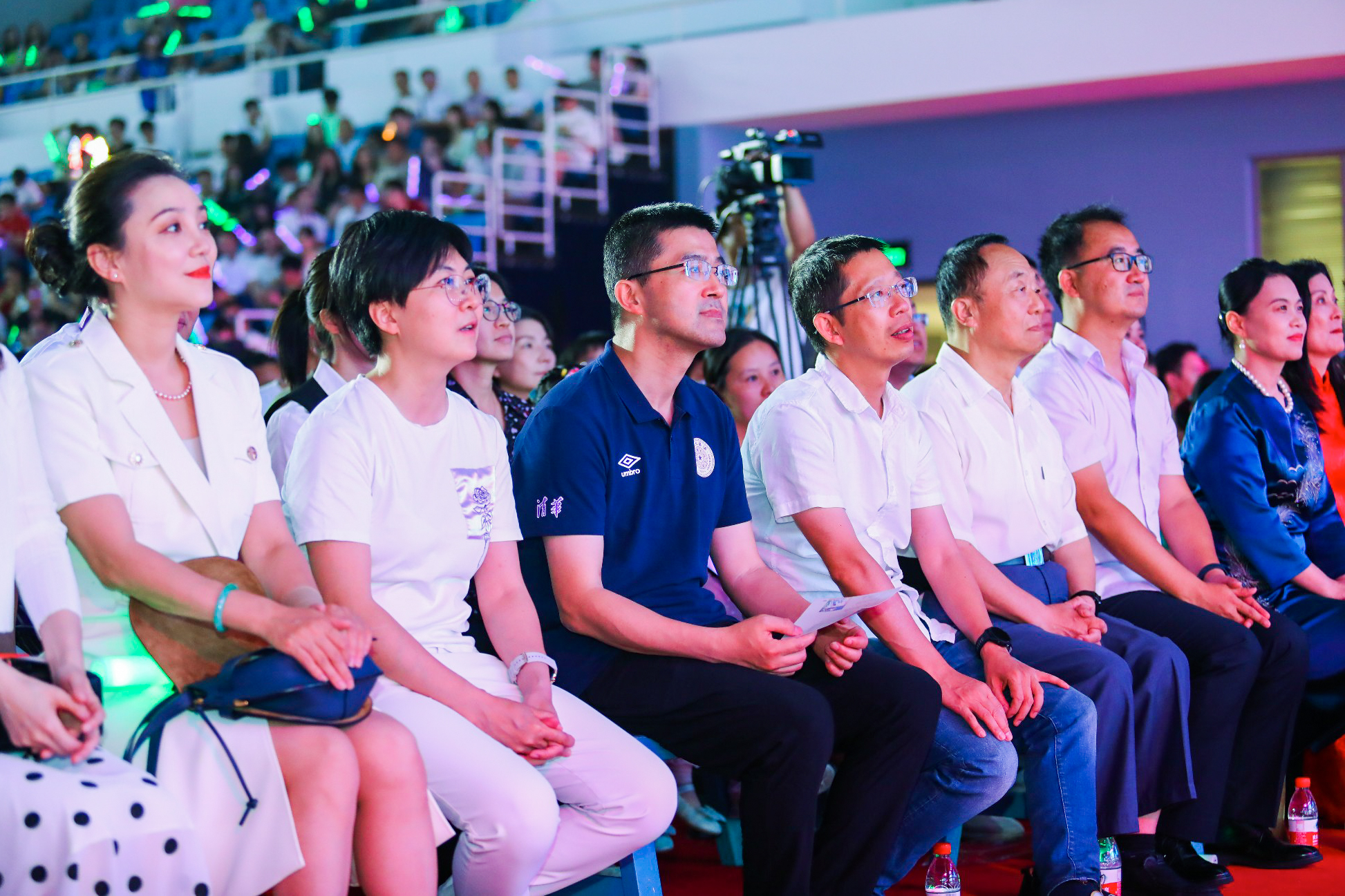 20230622-华体会网页版2023年毕业晚会-清大嘉艺-学校领导老师与毕业生共同观看晚会.jpg
