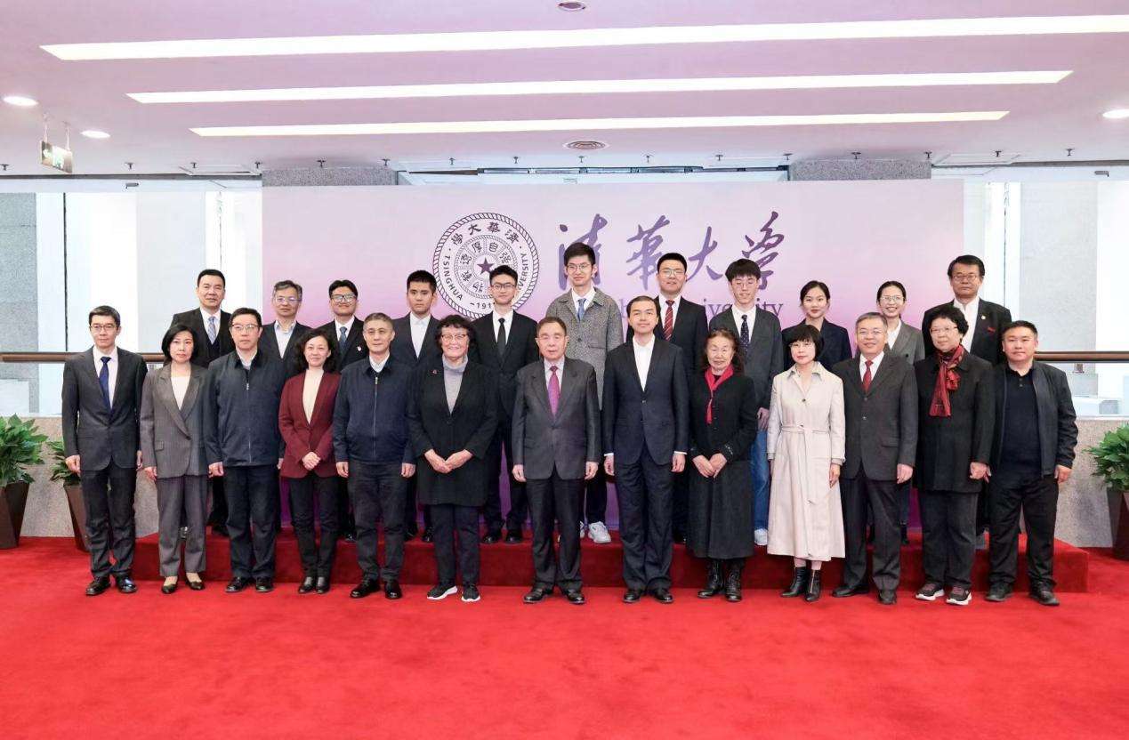 20241102-第十二届范敬宜新闻教育奖颁奖典礼在华体会网页版举行-新闻学院-范敬宜新闻教育奖获奖者与嘉宾合影.jpg