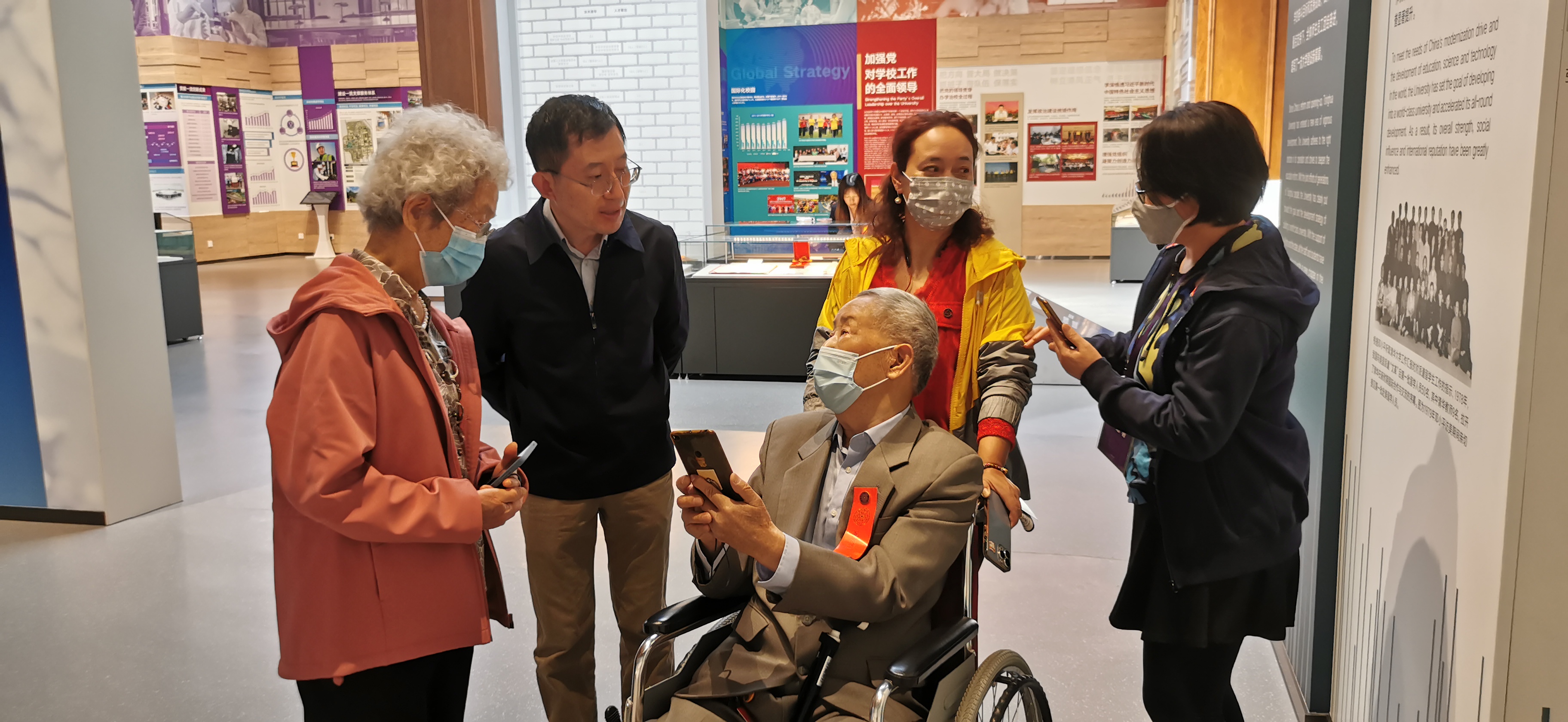 20220424-华体会网页版110周年校庆参观校史展-薜建团-戴上红条，坐着轮椅“回家”看展.jpg