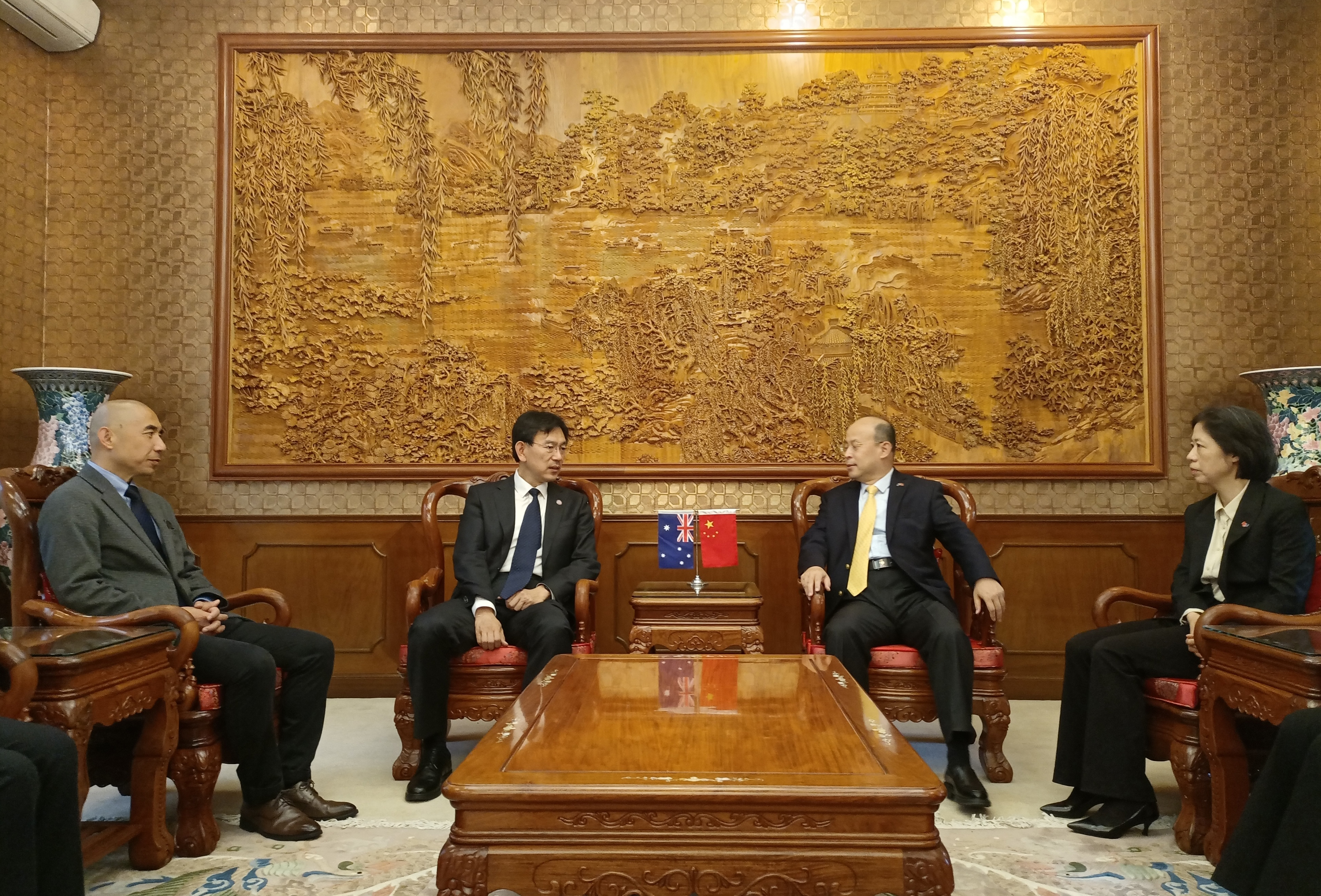 20241103-校长李路明率团访问澳大利亚-拜会驻澳大利亚大使肖千-国际处.jpg