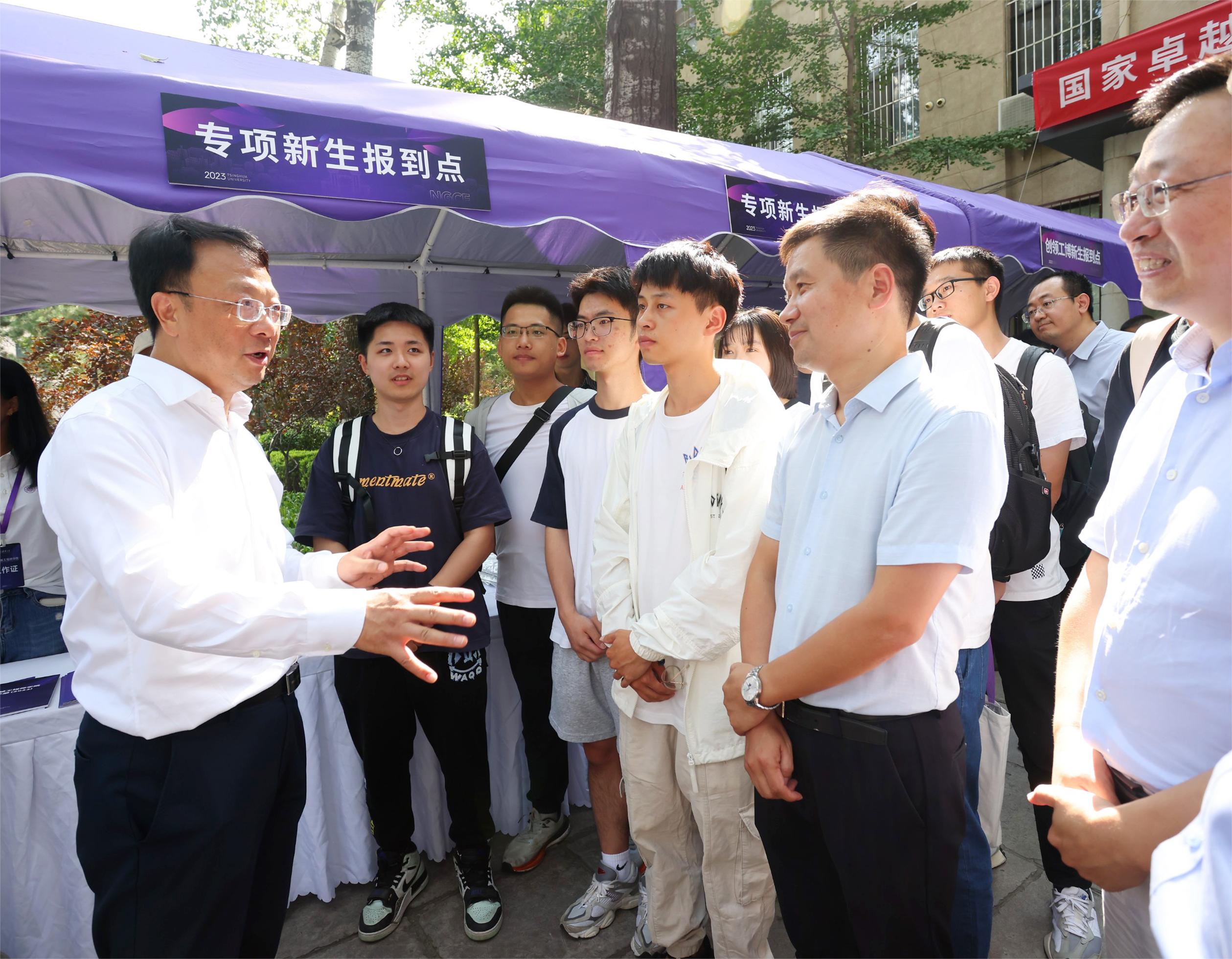 20230901-华体会网页版2023研究生新生入校报道-杨艳宾-王希勤.jpg