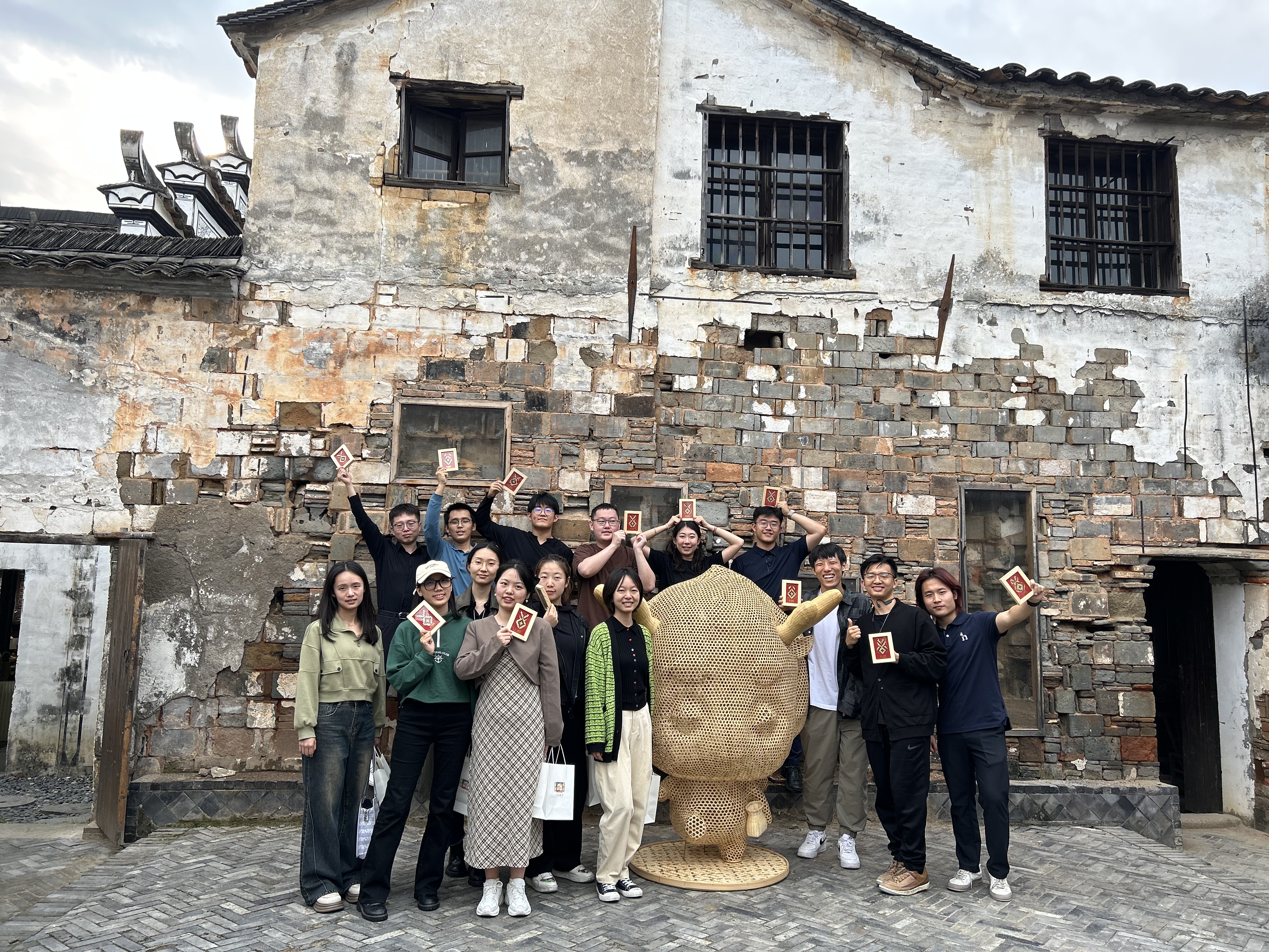 20231027-实践团队体验竹工艺品的制作-刘子昂-华体会网页版“深耕计划”四期学员赴浙江衢州实践调研.jpg