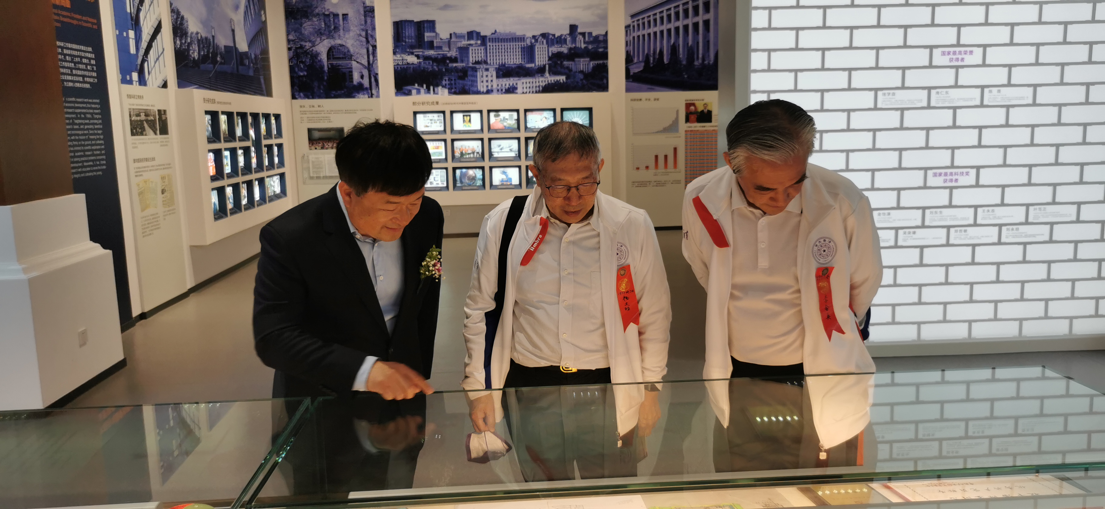 20220424-华体会网页版110周年校庆参观校史展-薜建团-捐赠人（中）亲自来看展.jpg
