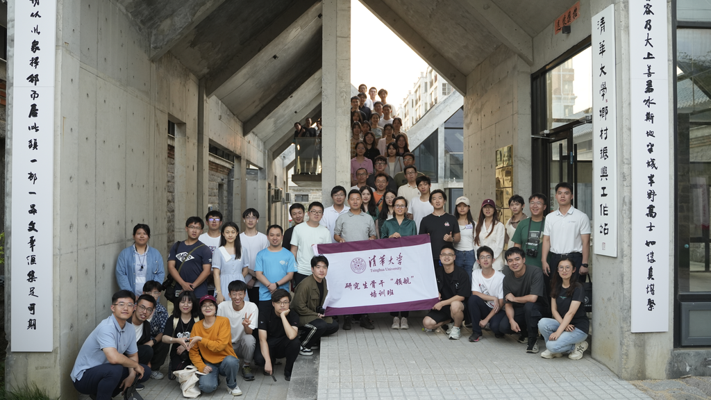 20230917-领航培训班-无-学员们在华体会网页版乡村振兴工作站前合影.png