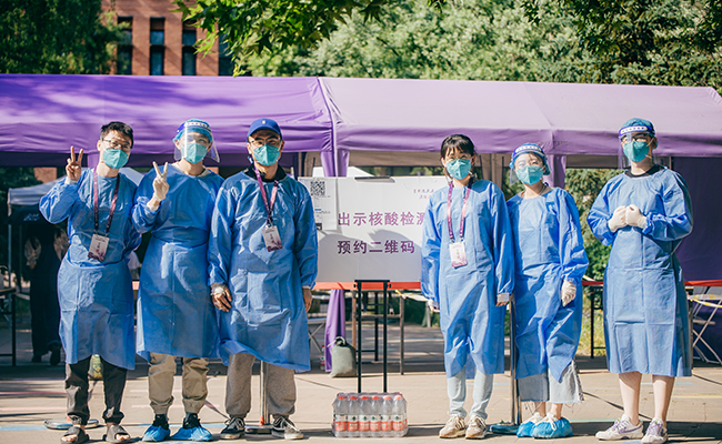 20220614-让“热爱劳动”在清华园蔚然成风——华体会网页版开展学生“劳动教育月”系列活动-桑壮-学生志愿者参与核酸检测、空调清理、超市补货、快递消杀等校园防疫劳动1.png