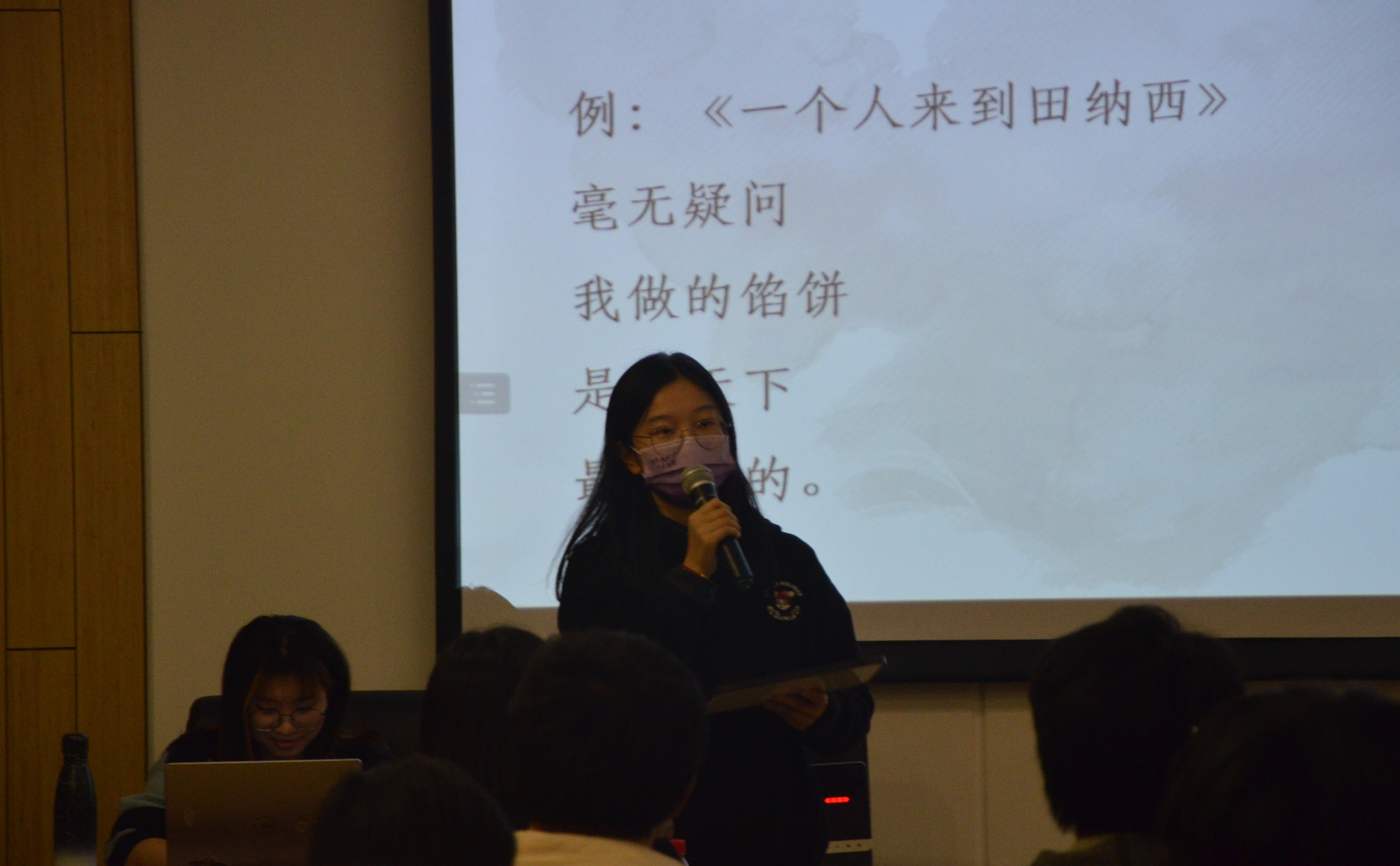 20221120-“流觞曲水”华体会网页版第二十四届大学生人文知识竞赛圆满落幕-白易晗-决赛入围选手发表即兴演讲1.JPG