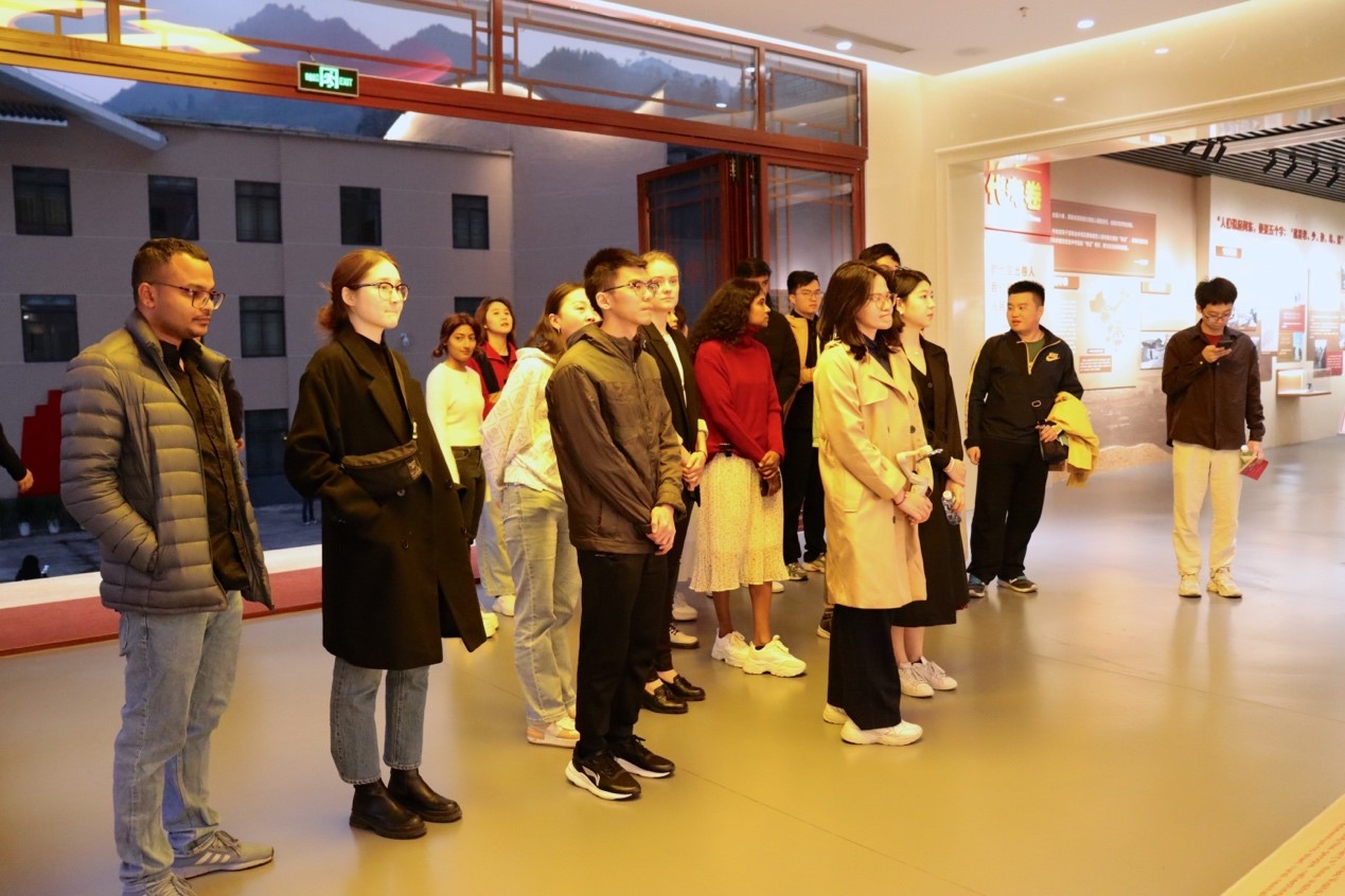 20231124-发现中国智慧,洞察中国发展——2023年华体会网页版“洞察中国”全球胜任力社会实践纪实-“洞察中国”福建实践支队-“洞察中国”赴福建支队成员参访难忘下党主题馆.jpg