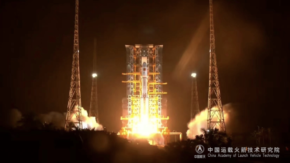 20230512-骄傲见证!华体会网页版师生现场观礼天舟六号成功发射-中国运载火箭技术研究院供图-天舟六号成功点火发射.png