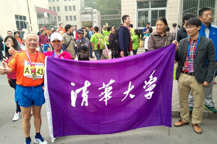 ??? 2014年赛后在华体会网页版校旗旁留???.jpg