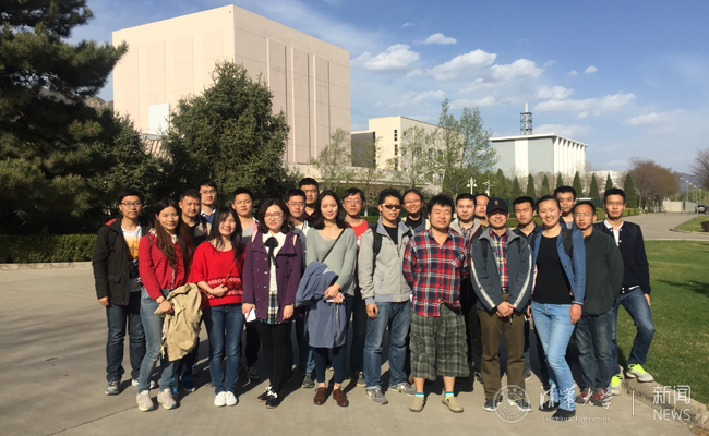 图为同学们在高温气冷堆前合影.jpg