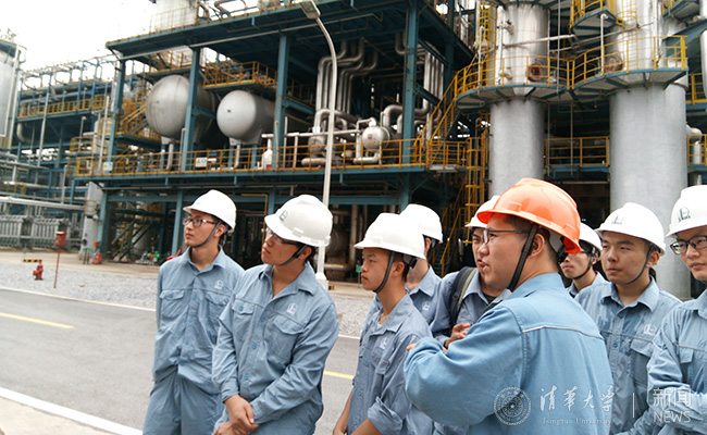 6.九江石化工程师向支队同学详细介绍智能工厂.jpg